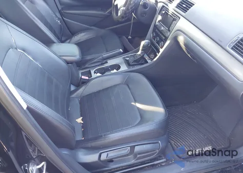 2015 Volkswagen Passat 1.8T Se z USA, uszkodzony, nr VIN 1VWBT7A34FC083132